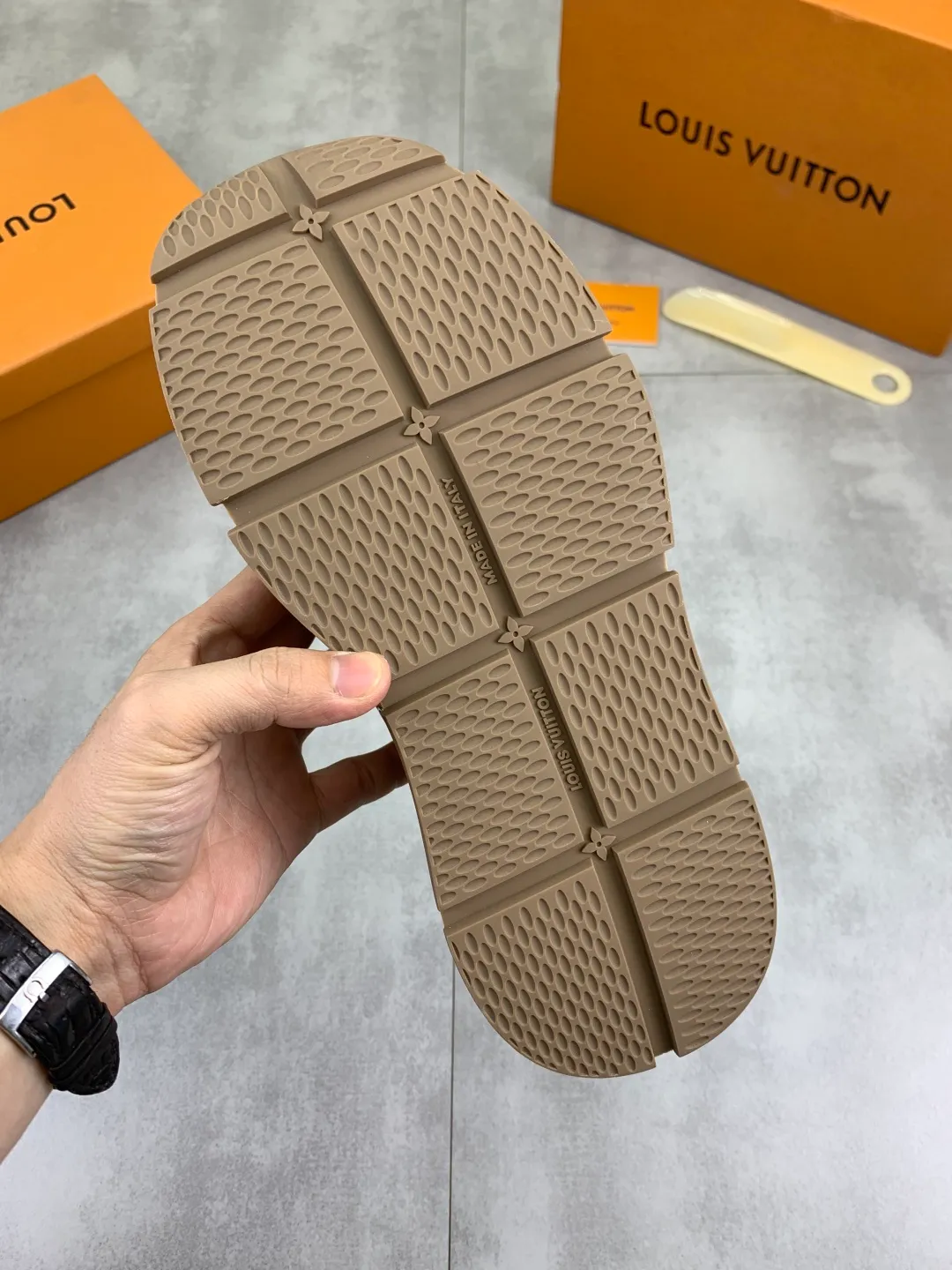Men's men's shoes💰P440💰[New model]🆘[Louis Vuitton] LV official website latest model🎁casual and fashionable men's shoes👟hot style💥simple and elegant style, exclusive for trendy men. Unique official website latest brand elements👑original decoration, fashionable and generous, the fabric is made of original calfskin➕comfortable and breathable mesh lining➕pig skin lining ✅The official website specifies wear-resistant casual outsole, the classic model is taken in real life🎬Color: 3️⃣colors available😍Number of codes: 38-44 (45 46 customized)